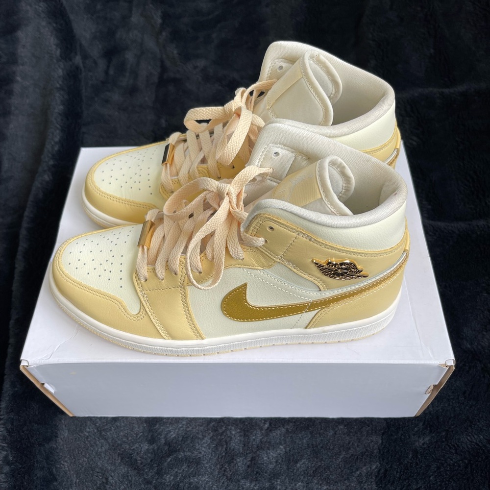 Women’s Nike Air Jordan 1 Mid SE in Pale Vanilla/Metallic Gold